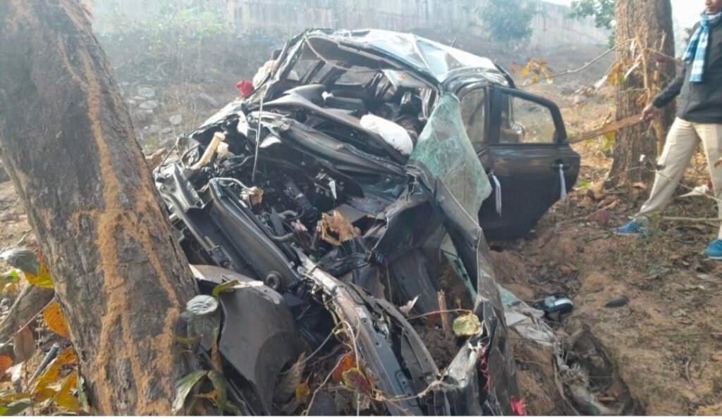 अनियंत्रित कार खाई में गिरी, 2 युवक की मौत, 2 गंभीर रूप से घायल, मृतक SECL कर्मी,