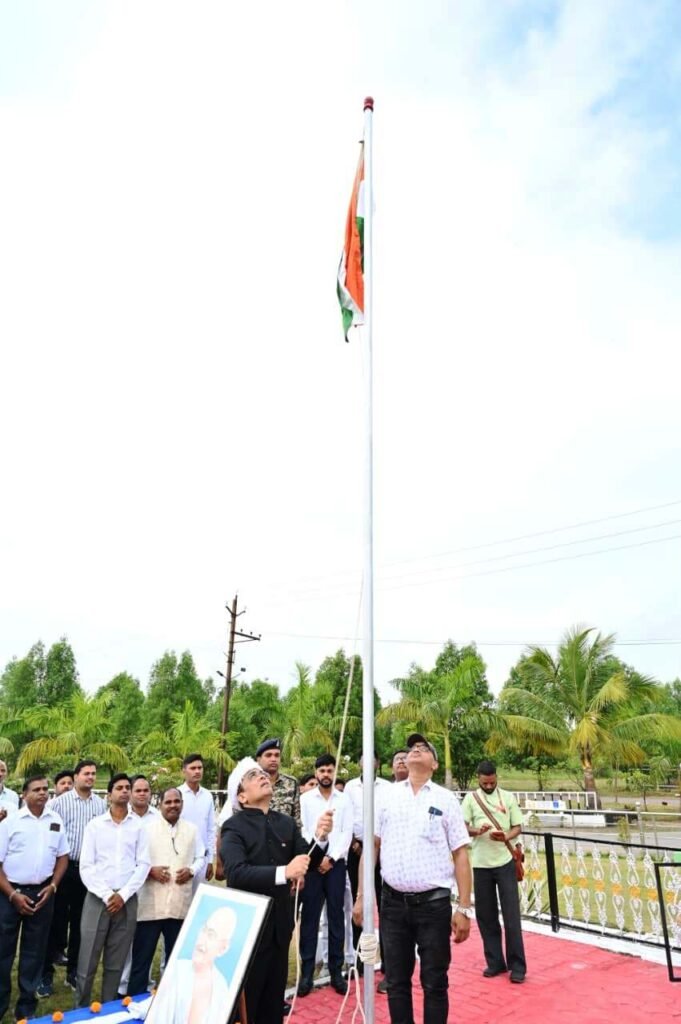 कलेक्टर श्री जन्मेजय महोबे ने कलेक्टोरेट कार्यालय में किया ध्वजारोहण*