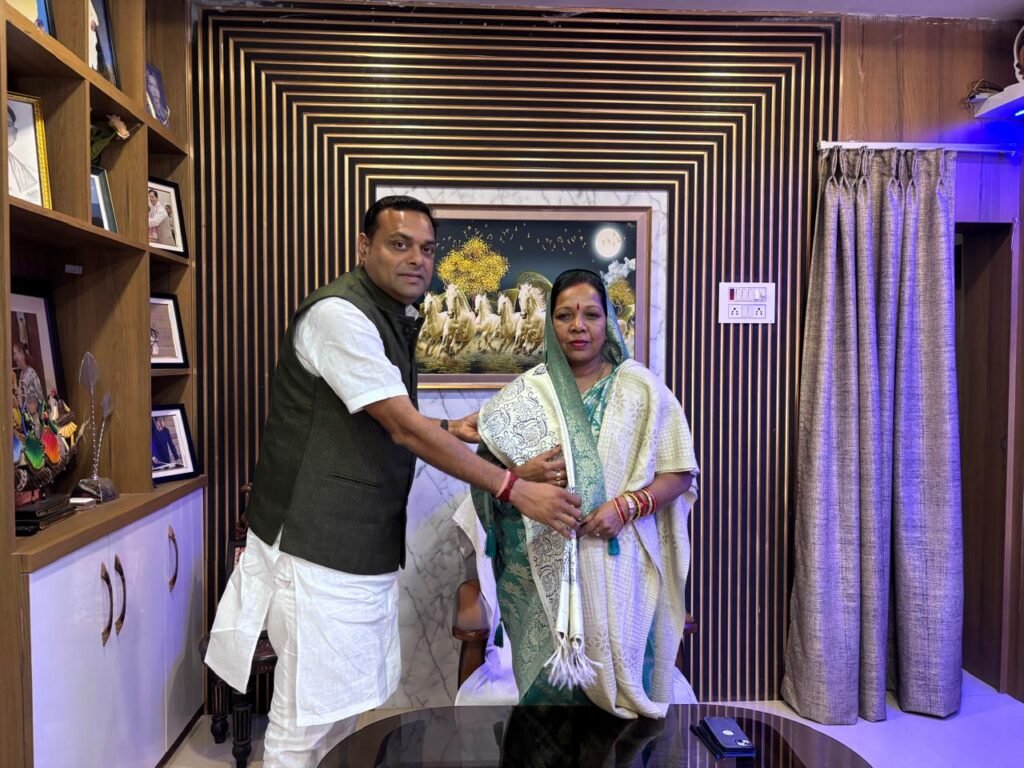 कँवर समाज की राष्ट्रीय अध्यक्ष बनीं कौशल्या देवी साय, अमर सुल्तानिया ने मुख्यमंत्री निवास में भेंट कर दी बधाई